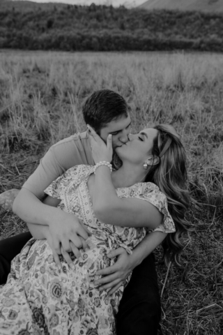 A pregnant mother and father in the Northern Texas mountains taking their maternity photos. Photography by Dallas Photographer Hannah Lylene Photography