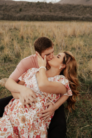 A pregnant mother and father in the Northern Texas mountains taking their maternity photos. Photography by Dallas Photographer Hannah Lylene Photography