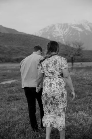 A pregnant mother and father in the Northern Texas mountains taking their maternity photos. Photography by Dallas Photographer Hannah Lylene Photography