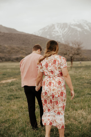 A pregnant mother and father in the Northern Texas mountains taking their maternity photos. Photography by Dallas Photographer Hannah Lylene Photography