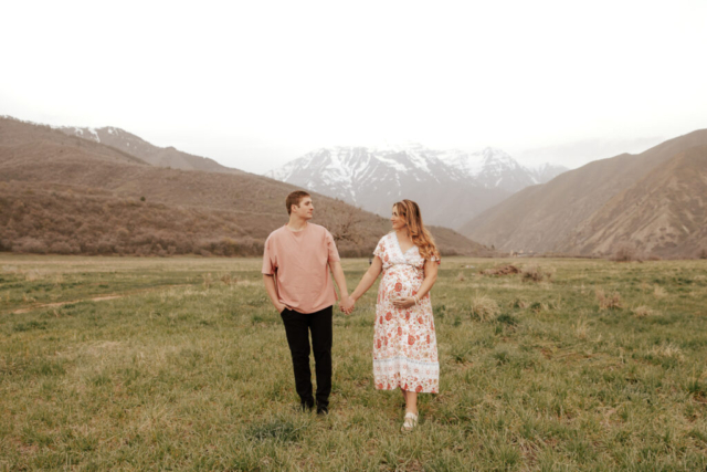 A pregnant mother and father in the Northern Texas mountains taking their maternity photos. Photography by Dallas Photographer Hannah Lylene Photography
