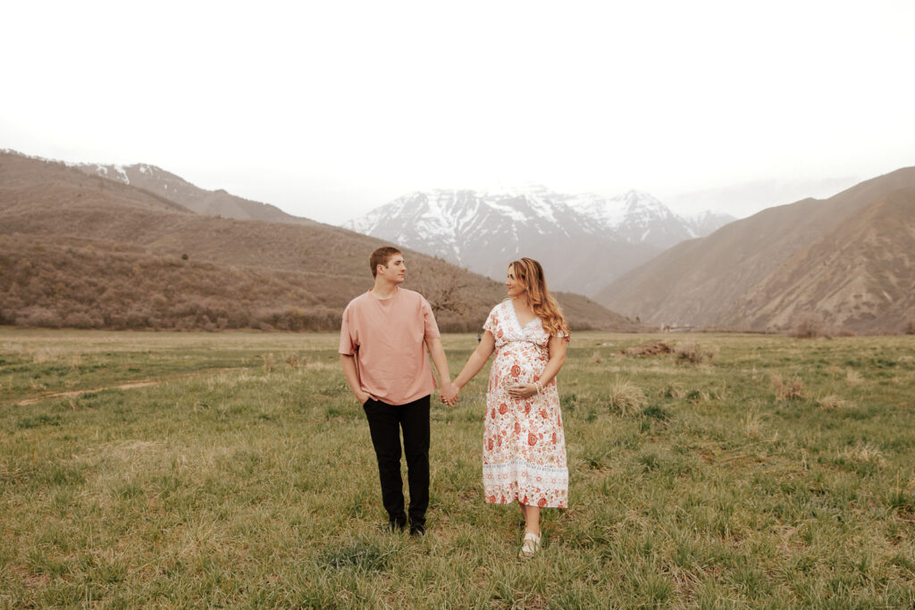A pregnant mother and father in the Northern Texas mountains taking their maternity photos. Photography by Dallas Photographer Hannah Lylene Photography