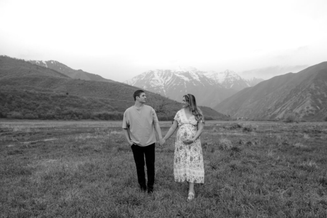 A pregnant mother and father in the Northern Texas mountains taking their maternity photos. Photography by Dallas Photographer Hannah Lylene Photography