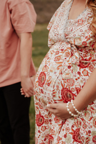 A pregnant mother and father in the Northern Texas mountains taking their maternity photos. Photography by Dallas Photographer Hannah Lylene Photography