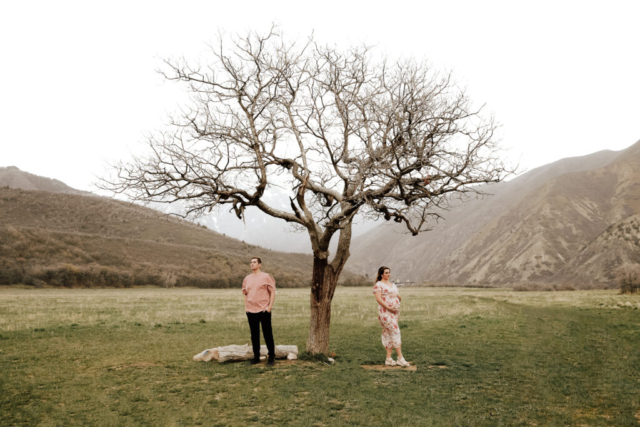A pregnant mother and father in the Northern Texas mountains taking their maternity photos. Photography by Dallas Photographer Hannah Lylene Photography