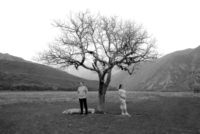 A pregnant mother and father in the Northern Texas mountains taking their maternity photos. Photography by Dallas Photographer Hannah Lylene Photography