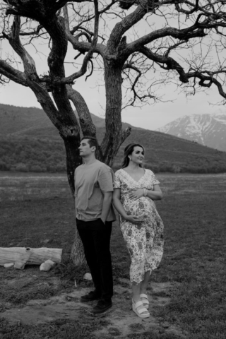 A pregnant mother and father in the Northern Texas mountains taking their maternity photos. Photography by Dallas Photographer Hannah Lylene Photography