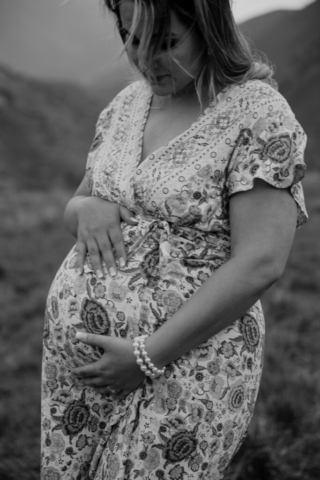 A pregnant mother and father in the Northern Texas mountains taking their maternity photos. Photography by Dallas Photographer Hannah Lylene Photography