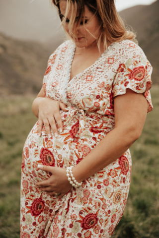 A pregnant mother and father in the Northern Texas mountains taking their maternity photos. Photography by Dallas Photographer Hannah Lylene Photography