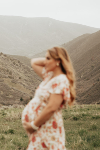 A pregnant mother and father in the Northern Texas mountains taking their maternity photos. Photography by Dallas Photographer Hannah Lylene Photography