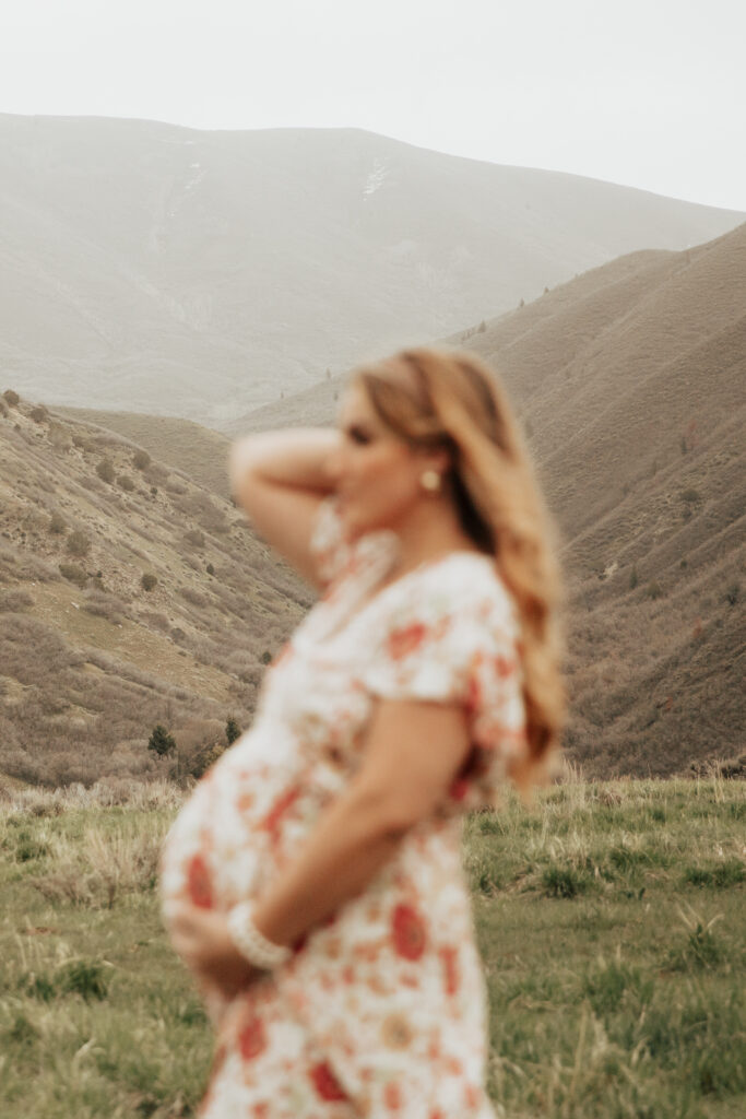A pregnant mother and father in the Northern Texas mountains taking their maternity photos. Photography by Dallas Photographer Hannah Lylene Photography