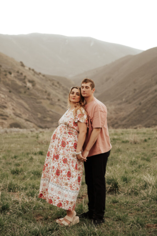 A pregnant mother and father in the Northern Texas mountains taking their maternity photos. Photography by Dallas Photographer Hannah Lylene Photography
