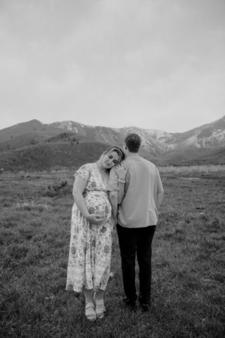 A pregnant mother and father in the Northern Texas mountains taking their maternity photos. Photography by Dallas Photographer Hannah Lylene Photography
