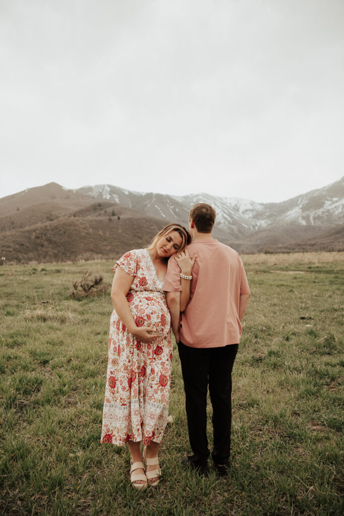 A pregnant mother and father in the Northern Texas mountains taking their maternity photos. Photography by Dallas Photographer Hannah Lylene Photography