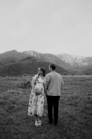 A pregnant mother and father in the Northern Texas mountains taking their maternity photos. Photography by Dallas Photographer Hannah Lylene Photography