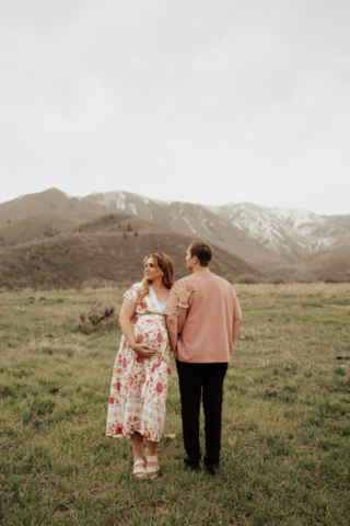A pregnant mother and father in the Northern Texas mountains taking their maternity photos. Photography by Dallas Photographer Hannah Lylene Photography