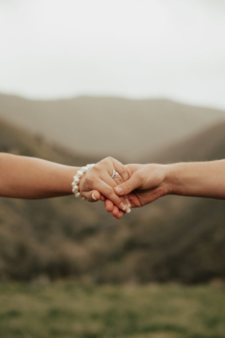 A pregnant mother and father in the Northern Texas mountains taking their maternity photos. Photography by Dallas Photographer Hannah Lylene Photography