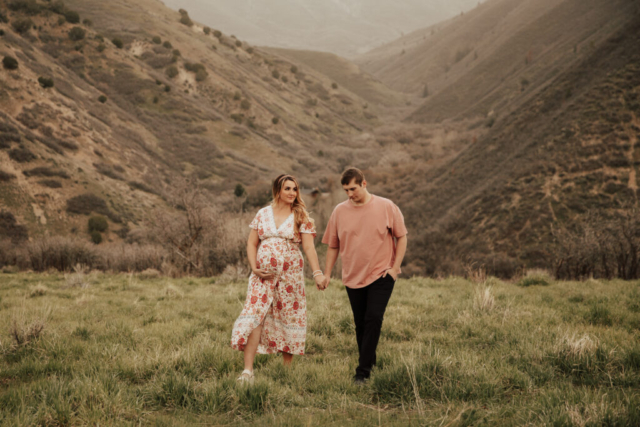 A pregnant mother and father in the Northern Texas mountains taking their maternity photos. Photography by Dallas Photographer Hannah Lylene Photography