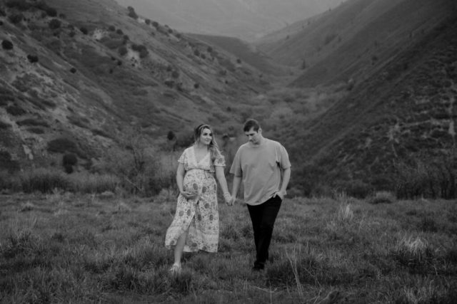 A pregnant mother and father in the Northern Texas mountains taking their maternity photos. Photography by Dallas Photographer Hannah Lylene Photography