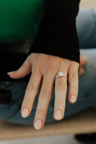 0N4A5043 A couple in neutral attire at the Lumen Room Studio in Fort Worth, Texas get engaged surrounded by baby’s breath. Photography by Hannah Lylene Photography.