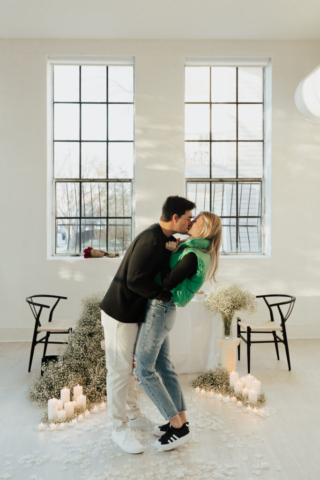 0N4A5089 A couple in neutral attire at the Lumen Room Studio in Fort Worth, Texas get engaged surrounded by baby’s breath. Photography by Hannah Lylene Photography.