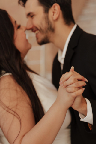 city-hall-engagement-fort-worth A couple in neutral attire in downtown Dallas Texas kiss and run around for engagement photos. Photography by Hannah Lylene Photography.