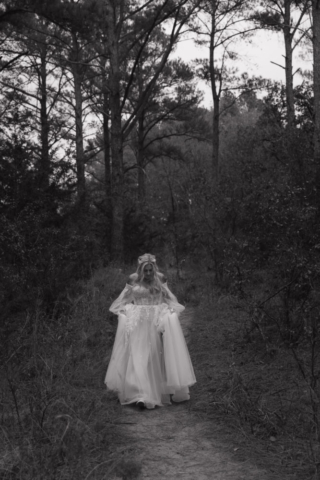 A young blended family has their intimate wedding in the LBJ Grasslands in Fort Worth, Texas by a Texas DFW documentary wedding photographer ( Hannah Lylene Photography)