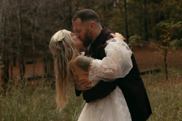 A young blended family has their intimate wedding in the LBJ Grasslands in Fort Worth, Texas by a Texas DFW documentary wedding photographer ( Hannah Lylene Photography)