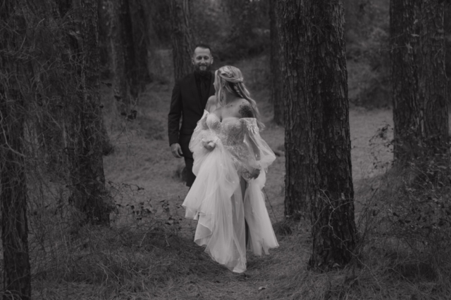 A young blended family has their intimate wedding in the LBJ Grasslands in Fort Worth, Texas by a Texas DFW documentary wedding photographer ( Hannah Lylene Photography)