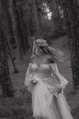 A young blended family has their intimate wedding in the LBJ Grasslands in Fort Worth, Texas by a Texas DFW documentary wedding photographer ( Hannah Lylene Photography)