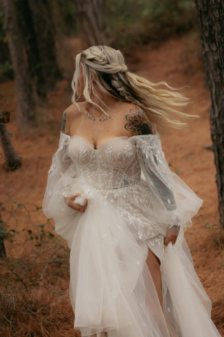 A young blended family has their intimate wedding in the LBJ Grasslands in Fort Worth, Texas by a Texas DFW documentary wedding photographer ( Hannah Lylene Photography)