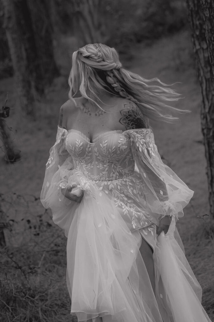 A young blended family has their intimate wedding in the LBJ Grasslands in Fort Worth, Texas by a Texas DFW documentary wedding photographer ( Hannah Lylene Photography)