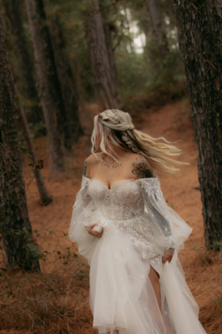 A young blended family has their intimate wedding in the LBJ Grasslands in Fort Worth, Texas by a Texas DFW documentary wedding photographer ( Hannah Lylene Photography)