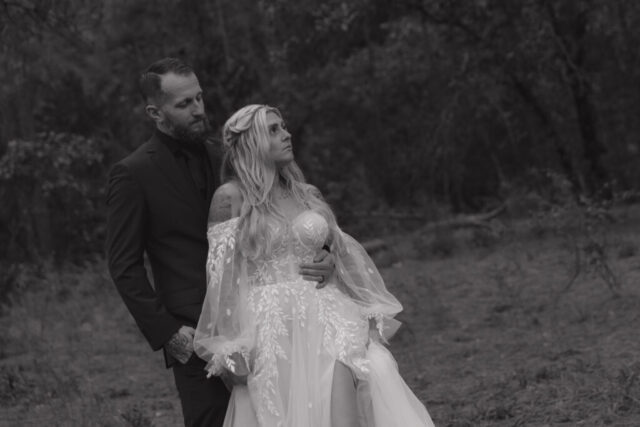 A young blended family has their intimate wedding in the LBJ Grasslands in Fort Worth, Texas by a Texas DFW documentary wedding photographer ( Hannah Lylene Photography)