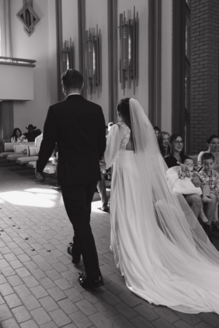 A young couple has their intimate wedding at the Marty Leonard Chapel in Fort Worth, Texas by a Texas DFW documentary wedding photographer ( Hannah Lylene Photography)