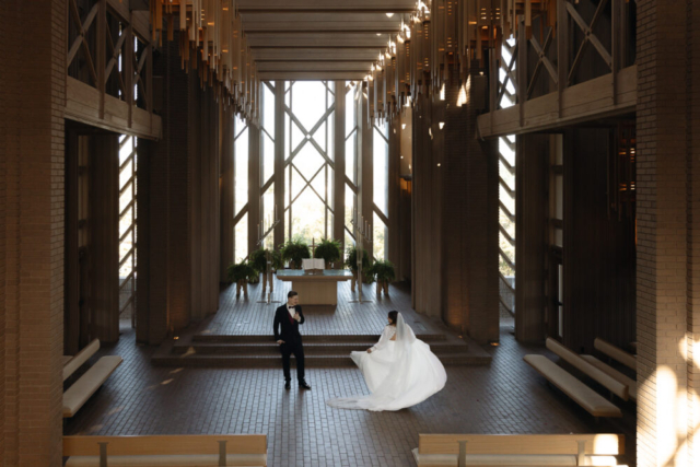 A young couple has their intimate wedding at the Marty Leonard Chapel in Fort Worth, Texas by a Texas DFW documentary wedding photographer ( Hannah Lylene Photography)