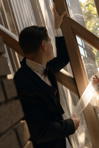 A young couple has their intimate wedding at the Marty Leonard Chapel in Fort Worth, Texas by a Texas DFW documentary wedding photographer ( Hannah Lylene Photography)