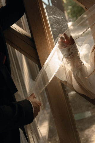 A young couple has their intimate wedding at the Marty Leonard Chapel in Fort Worth, Texas by a Texas DFW documentary wedding photographer ( Hannah Lylene Photography)