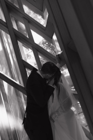 A young couple has their intimate wedding at the Marty Leonard Chapel in Fort Worth, Texas by a Texas DFW documentary wedding photographer ( Hannah Lylene Photography)