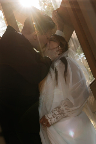 A young couple has their intimate wedding at the Marty Leonard Chapel in Fort Worth, Texas by a Texas DFW documentary wedding photographer ( Hannah Lylene Photography)