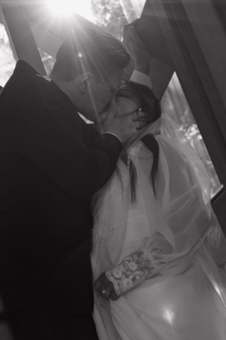 A young couple has their intimate wedding at the Marty Leonard Chapel in Fort Worth, Texas by a Texas DFW documentary wedding photographer ( Hannah Lylene Photography)