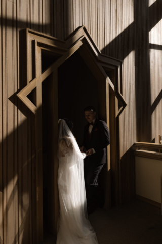 A young couple has their intimate wedding at the Marty Leonard Chapel in Fort Worth, Texas by a Texas DFW documentary wedding photographer ( Hannah Lylene Photography)