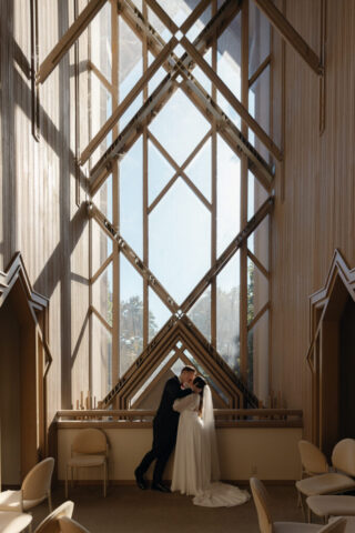 A young couple has their intimate wedding at the Marty Leonard Chapel in Fort Worth, Texas by a Texas DFW documentary wedding photographer ( Hannah Lylene Photography)