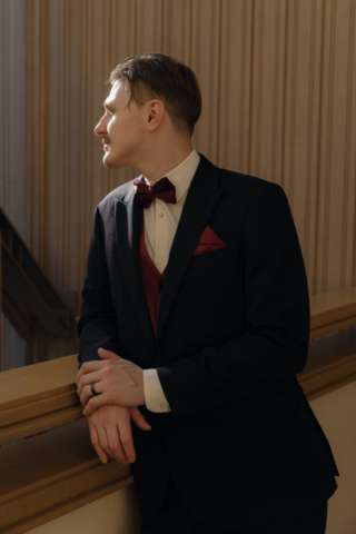 A young couple has their intimate wedding at the Marty Leonard Chapel in Fort Worth, Texas by a Texas DFW documentary wedding photographer ( Hannah Lylene Photography)