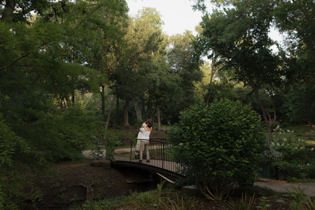 Romantic engagement photos at the Grapevine Botanical Garden, capturing a couple&rsquo;s love amidst lush greenery and vibrant blooms. Perfect for couples seeking a serene, nature-inspired setting for their engagement session in DFW.